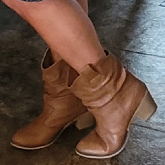 Boots - Picture 3 of 6